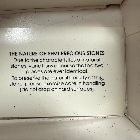 Avon Goldtone and genuine adventurine clip earrings with Knot Design NIB vintage - Picture 3 of 5